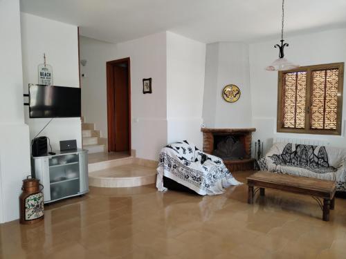 uma sala de estar com um sofá e uma lareira em Sunset Villa em Torre Lapillo