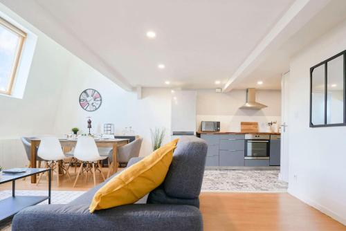 une cuisine et un salon avec un canapé et une table dans l'établissement LocationsTourcoing - Le Colbert, à Tourcoing