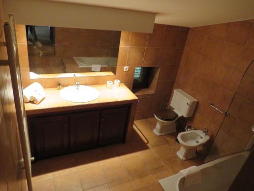 un bagno con lavandino e WC di Casa do Chão Redondo a Montes da Senhora