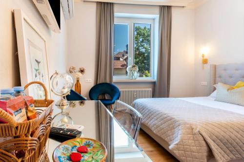 una piccola camera da letto con un letto e una finestra di Sofia Royal Retreat a Sofia