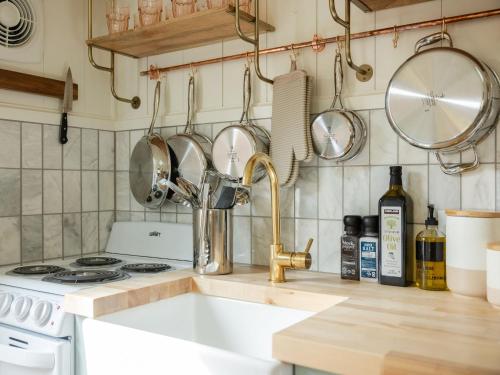 Kuchyň nebo kuchyňský kout v ubytování Queen City Bungalow & Cottages