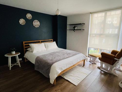 a bedroom with a bed and a green wall at Perfecta Ubicación en Ciudad de México in Mexico City