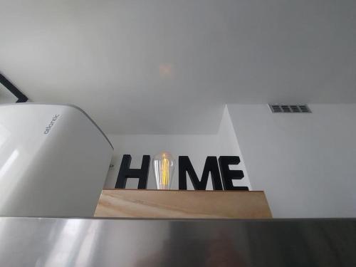 un panneau indiquant « alme » sur le côté d'un avion dans l'établissement Cinéma room 2 chambres séparées, à Morlaix