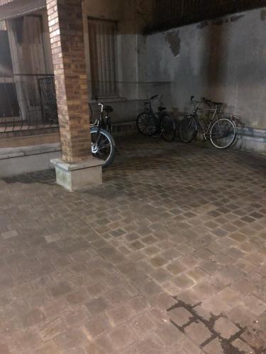 - un groupe de vélos garés dans un bâtiment dans l'établissement StudioParis20e, à Paris