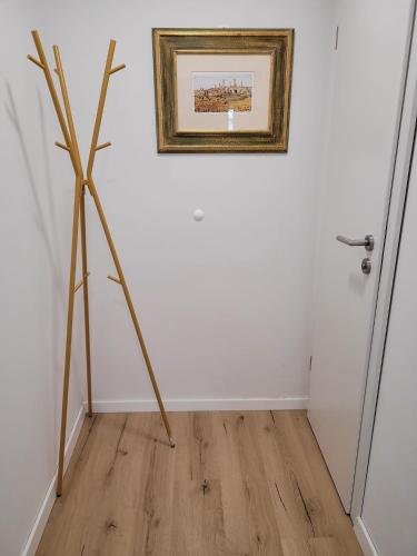 a tripod in a room with a picture on the wall at Großzügiges Appartement in der Festspielstadt in Bad Hersfeld