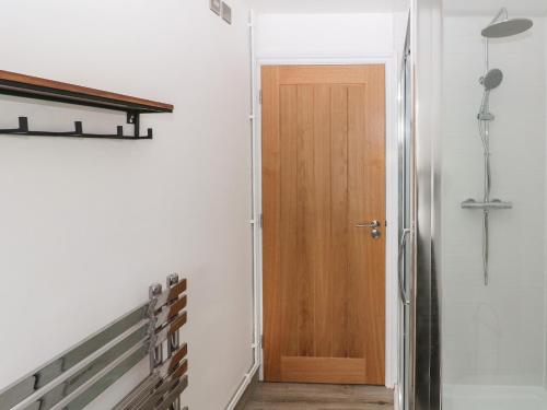 einen Flur mit Holztür in einem Zimmer in der Unterkunft Folly Cottage in Narberth