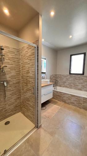 une salle de bain avec une douche, un lavabo et une baignoire dans l'établissement Maison neuve climatisée Piscine 4 personnes, à Pernes-les-Fontaines