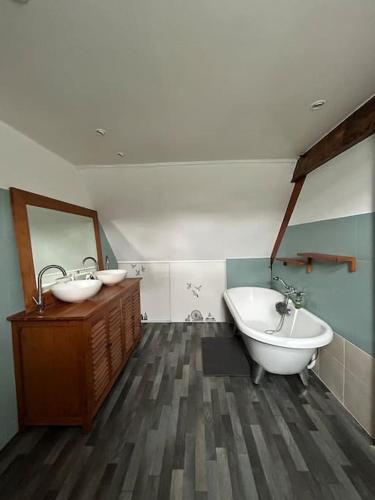 La salle de bains est pourvue de 2 lavabos, d'une baignoire et d'une baignoire. dans l'établissement Un havre de paix au Périgord, à Anlhiac