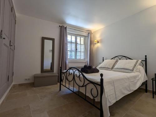 une chambre avec un lit et une fenêtre dans l'établissement La Remise - Gîte Provençal Privé Classé 3 Etoiles, à Ansouis
