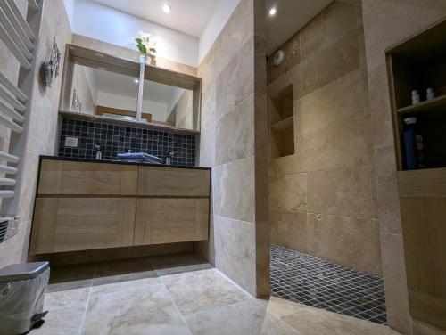 une salle de bain avec un lavabo et un miroir dans l'établissement La Remise - Gîte Provençal Privé Classé 3 Etoiles, à Ansouis