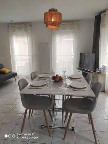 d'une salle à manger avec une table et des chaises. dans l'établissement Sublime T2 LUMINEUX avec Balcon - rue gratuite, à Amiens
