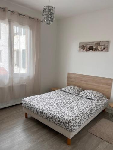 une chambre avec un lit et une fenêtre dans l'établissement Appartement T3 de 54 m2 Saint Esprit Bayonne, à Bayonne