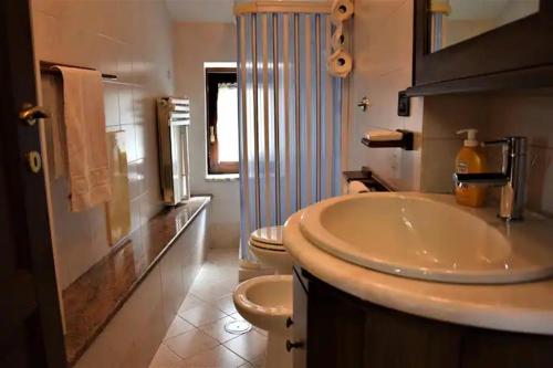 スカリオにあるHomeBiagino-Scarioの洗面台とトイレ付きのバスルーム