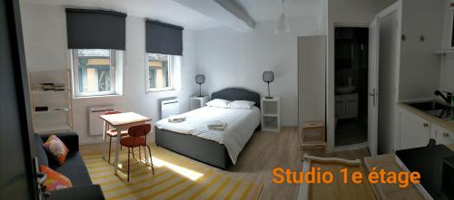 une chambre avec un lit et une table et une cuisine dans l'établissement Le 1 St Yves Studios, à Tréguier