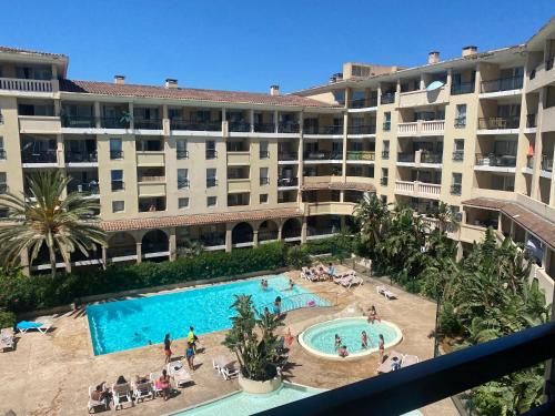 une vue aérienne d'un hôtel avec piscine dans l'établissement Appart. Piscine 4 pers. à 150m Plage, à Cannes