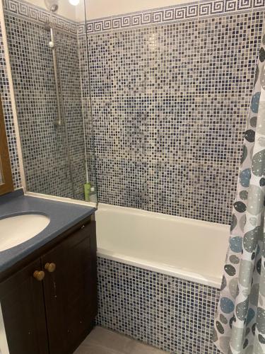 une salle de bain avec une baignoire, un lavabo et une douche dans l'établissement Appart. Piscine 4 pers. à 150m Plage, à Cannes