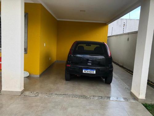 a small car parked in an empty garage at Casa da Carol in Foz do Iguaçu