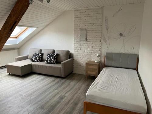 una sala de estar con una cama y un sofá en Ferienhaus mit gemütlichen Freisitz für bis zu 10Personen, en Lörrach