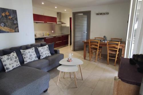 un salon avec un canapé et une table dans l'établissement Chez LINAT - Paisible appartement avec jardin et vue mer, à Vallauris