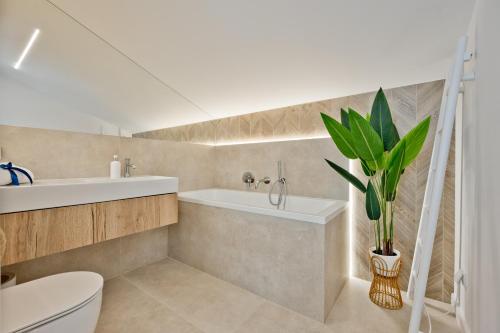 e bagno con vasca, servizi igienici e pianta. di Apartamenty Wyspa BlueApart Jastarnia a Jastarnia