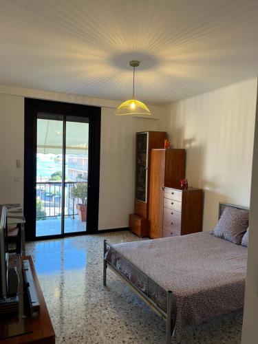 une chambre avec un lit, une commode et une fenêtre dans l'établissement Appartement Ajaccio vue mer, à Ajaccio