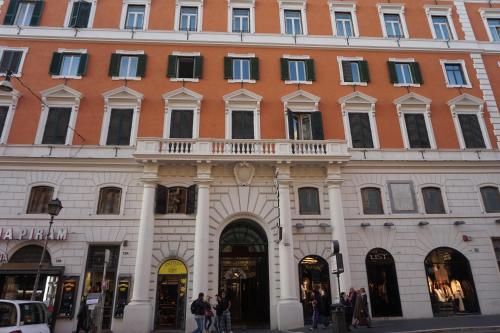 a large building with a balcony on top of it at Hotel Miami in Rome
