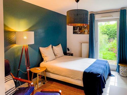 une chambre avec un lit et une fenêtre dans l'établissement Appartement T2 avec jardin et parking, à Villeurbanne