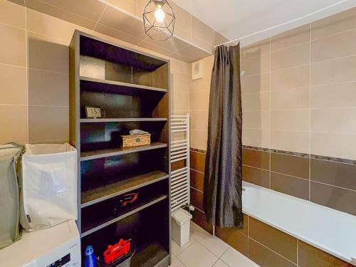 une salle de bain avec baignoire et douche dans l'établissement Appartement T2 avec jardin et parking, à Villeurbanne