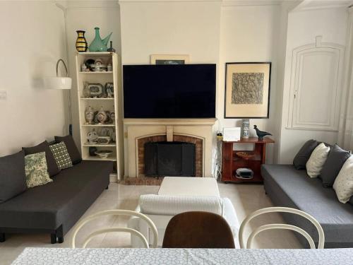 a living room with a couch and a fireplace at Apartamento con encanto a 2 minutos de la playa in Sant Feliu de Guixols