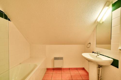 a bathroom with a sink and a bath tub at Résidence Les Belles Rives - maeva Home - Appartement 3 pièces 7 personnes - Confort MAE-5454 in Argentat