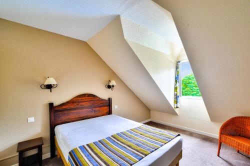 a bedroom with a bed and a large window at Résidence Les Belles Rives - maeva Home - Appartement 3 pièces 7 personnes - Confort MAE-5454 in Argentat