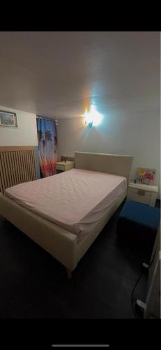- une chambre avec un grand lit et un couvre-lit blanc dans l'établissement Hamdi, à Ivry-sur-Seine