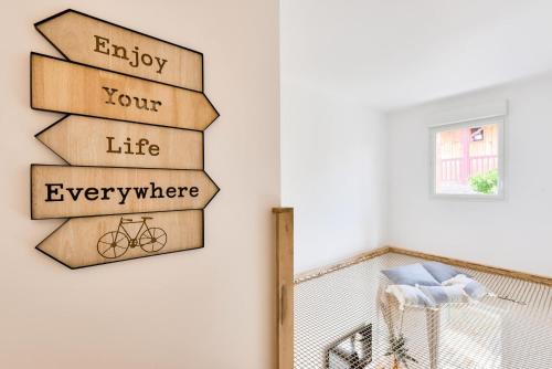 une pièce avec un panneau indiquant « Profitez de votre vie partout » dans l'établissement Maison route du lion - maeva Home - Maison avec jardin 3 pièces 4 personnes proche plage - Exclusive - super Home MAE-5831, à Lacanau