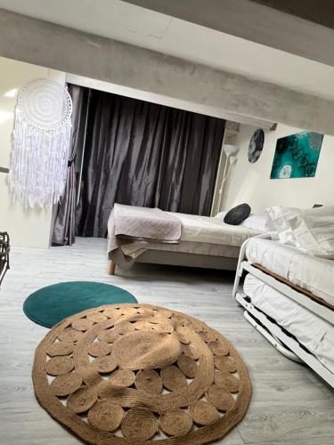 Cette chambre comprend 2 lits et un tapis circulaire. dans l'établissement Villa cosy bleue, à Gruissan