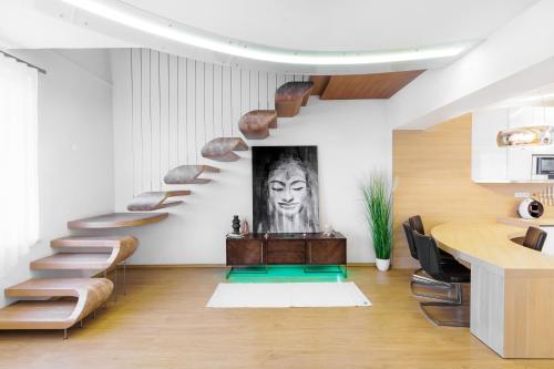 Luxurious flat 160m2 in center, 3 bedrooms, AC, garden, parking