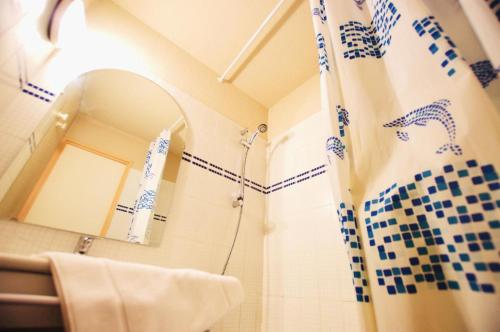 une salle de bain avec un rideau de douche et un lavabo dans l'établissement Résidence Rond Point Des Pistes - proximité immédiate des pistes et des remontées mécaniques (Funiculaire) MAE-3681, à Tignes