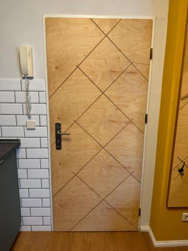 a wooden door in a room at Altstadtquartier Hagenstraße in Bad Freienwalde
