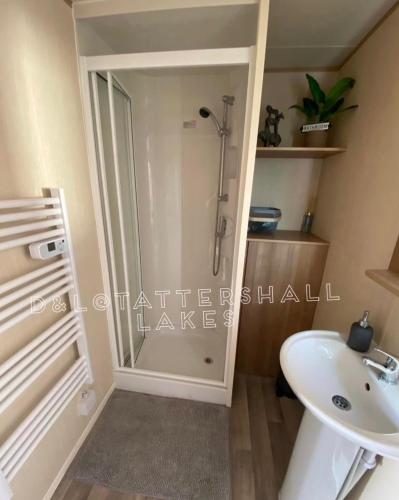 Bilik mandi di Tattershall Lakes 8berth Caravan break with HotTub