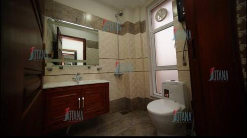 Ванная комната в One Bedroom Apartment Bahria Town Lahore