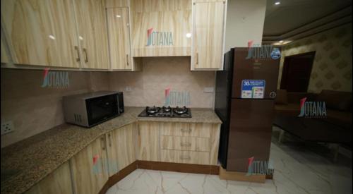 Кухня или мини-кухня в One Bedroom Apartment Bahria Town Lahore
