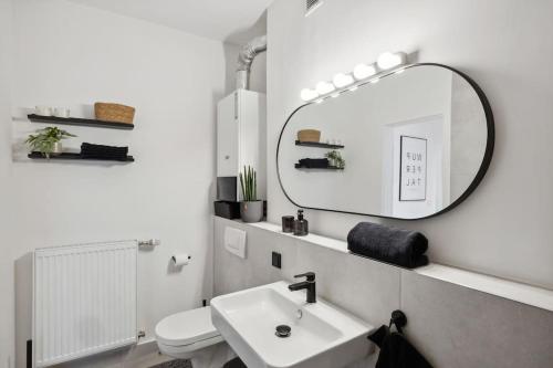 Ένα μπάνιο στο Schicke grosse Wohnung Apartment Wuppertal Ronsdorf- Nähe DUS & Dortmund & Köln & Essen