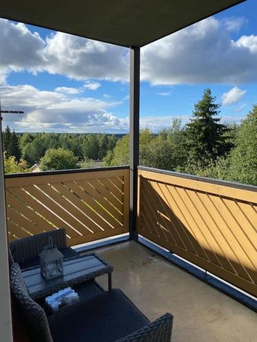 a screened in porch with a bench and a table at Viihtyisä huoneisto lähellä palveluita in Pieksamaki