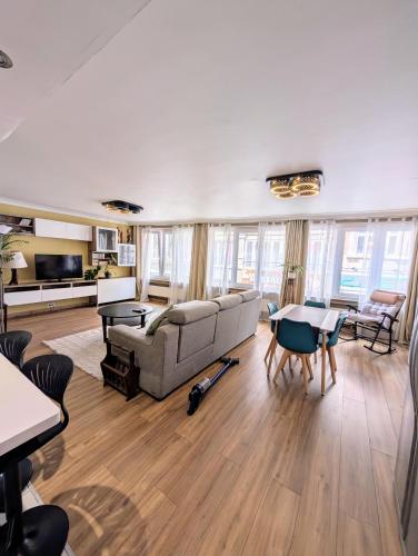 Khu vực ghế ngồi tại Superbe appartement dans le centre de Mons - Arivée autonome