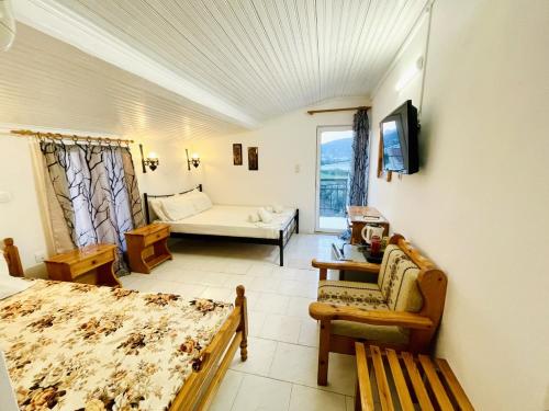 Ένα ή περισσότερα κρεβάτια σε δωμάτιο στο HOTEL KATERINA