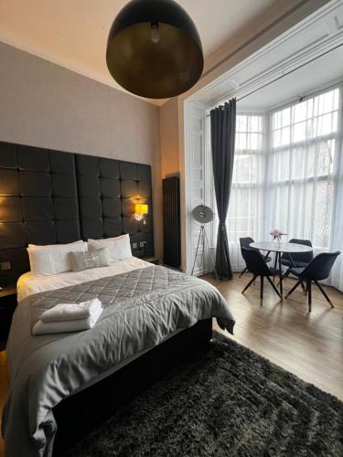 Giường trong phòng chung tại Amani Apartments - Glasgow City Centre