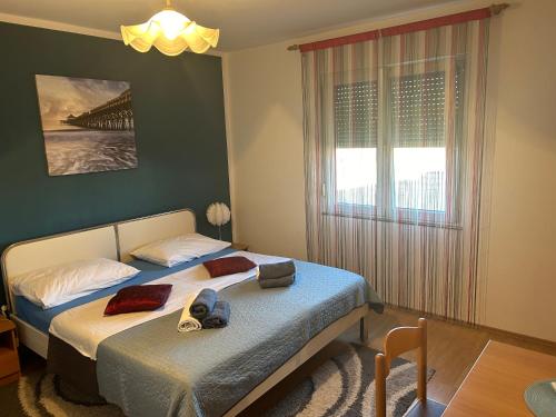 En eller flere senge i et værelse på Guest House Ana