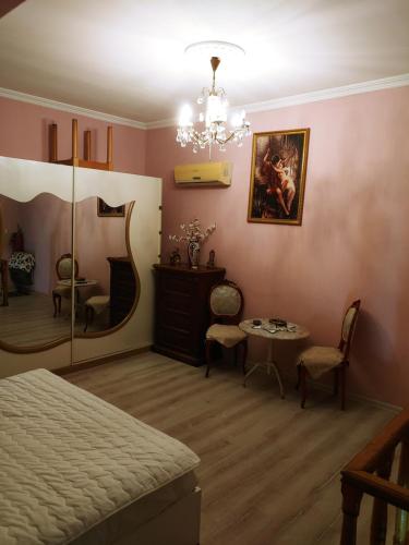 Ένα ή περισσότερα κρεβάτια σε δωμάτιο στο Apartment on Melashvili 24 (Old Batumi)