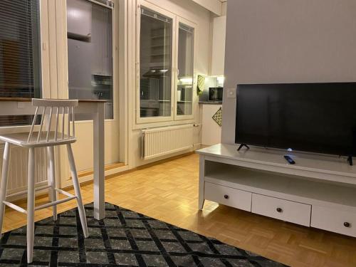 a living room with a flat screen tv sitting on a table at Saunallinen yksiö keskustassa in Pieksamaki