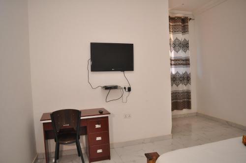 Una televisión o centro de entretenimiento en BB Tributary Hotel