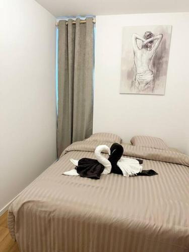 un lit avec des vêtements dessus dans une chambre dans l'établissement RM-0 - Appartement F2 au RDC à Mulhouse pour 1-3 pers, à Mulhouse